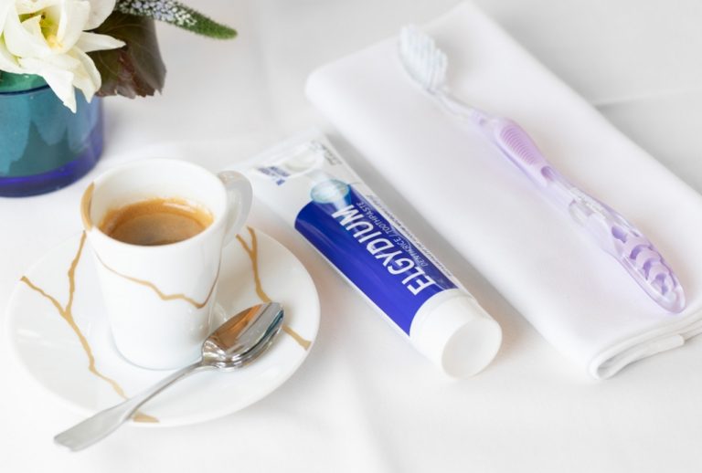 Jak uzyskać efekt śnieżnobiałego uśmiechu w domowych warunkach?